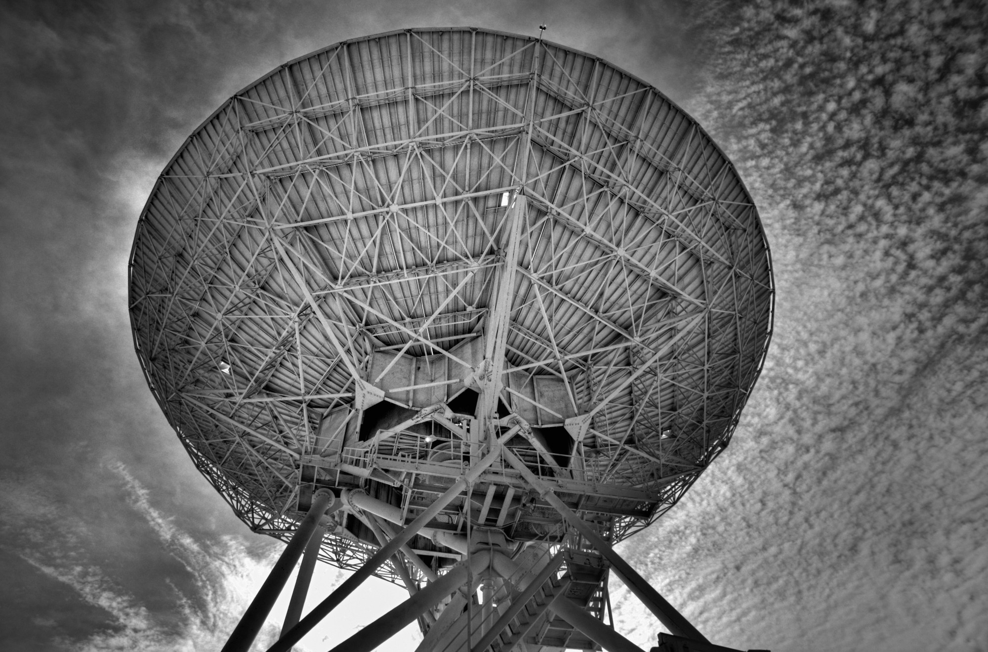 Antena parabólica de un radiotelescopio vista desde abajo.