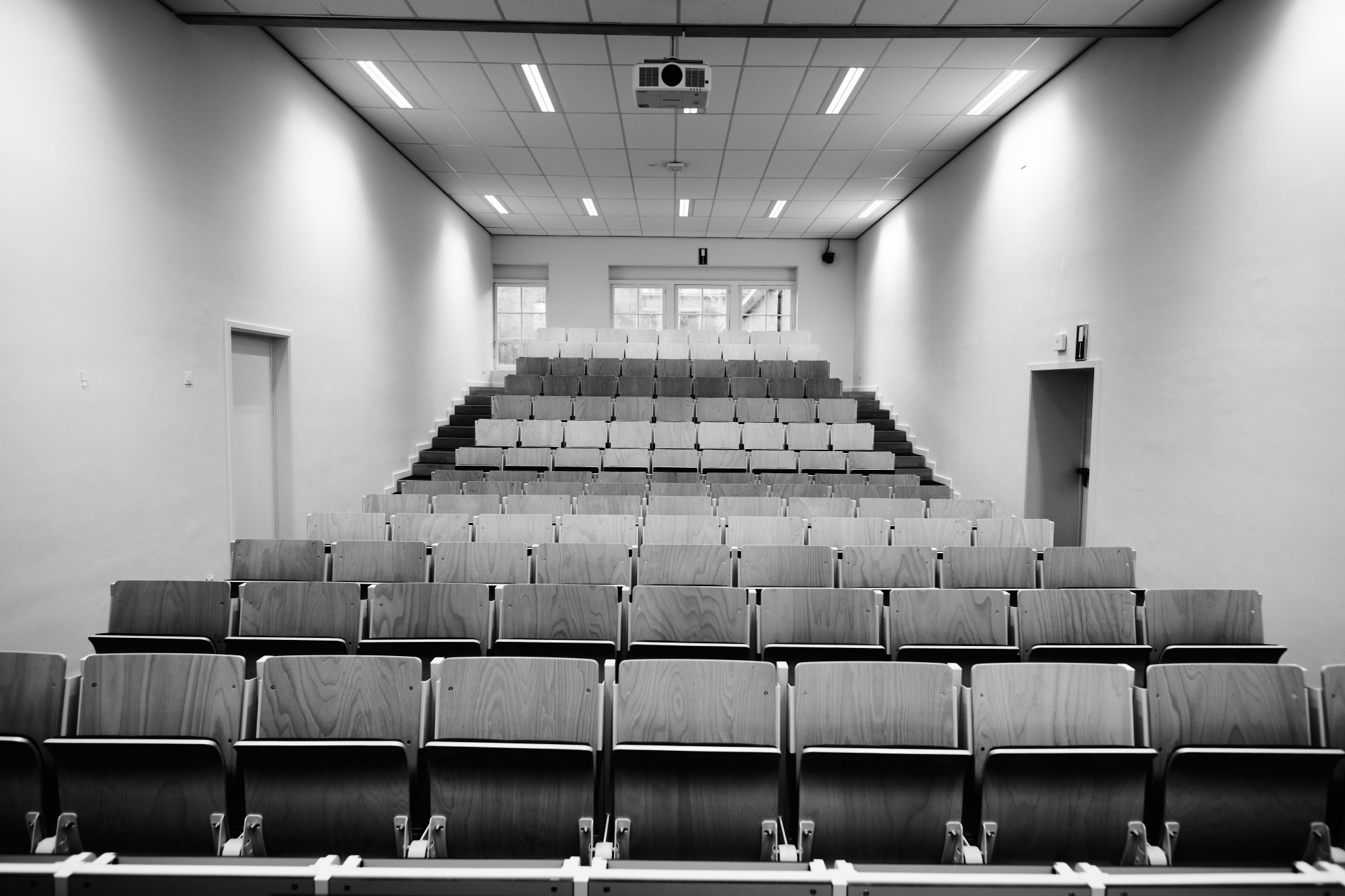Aula vacía con gradas de butacas.