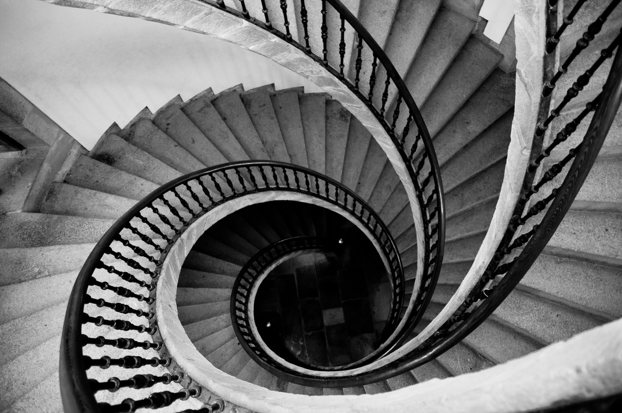 Escalera de caracol con barandilla de hierro vista en espiral.