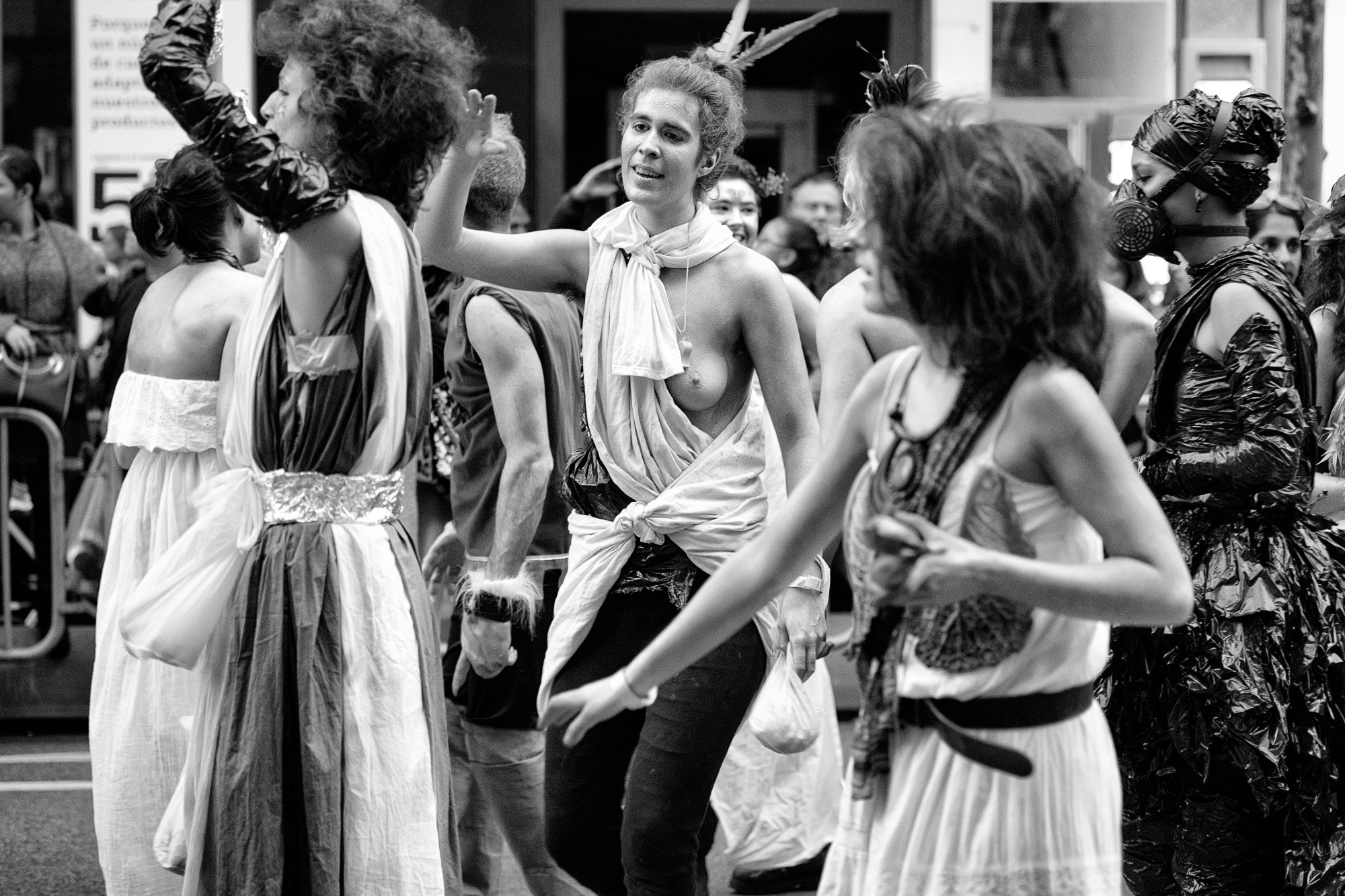Grupo de personas disfrazadas bailando en la calle.
