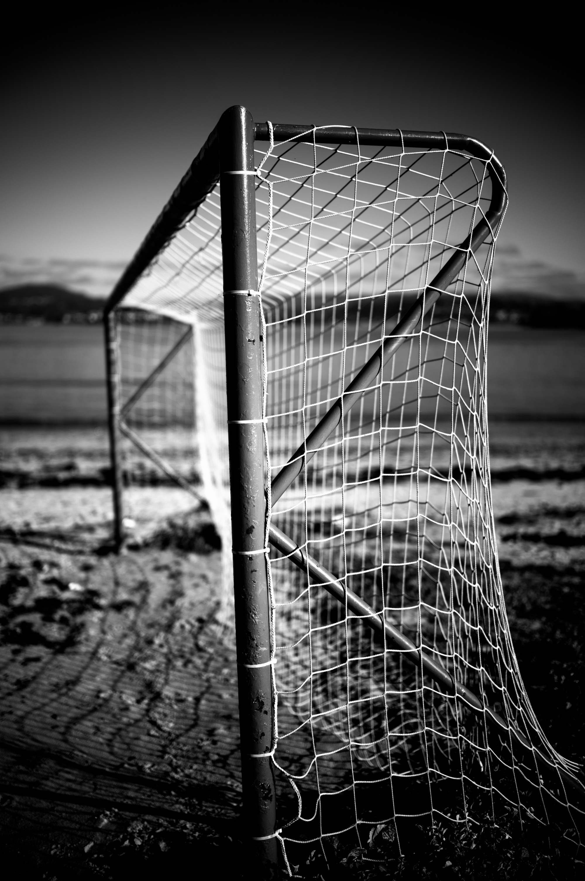 Portería de fútbol en una playa.