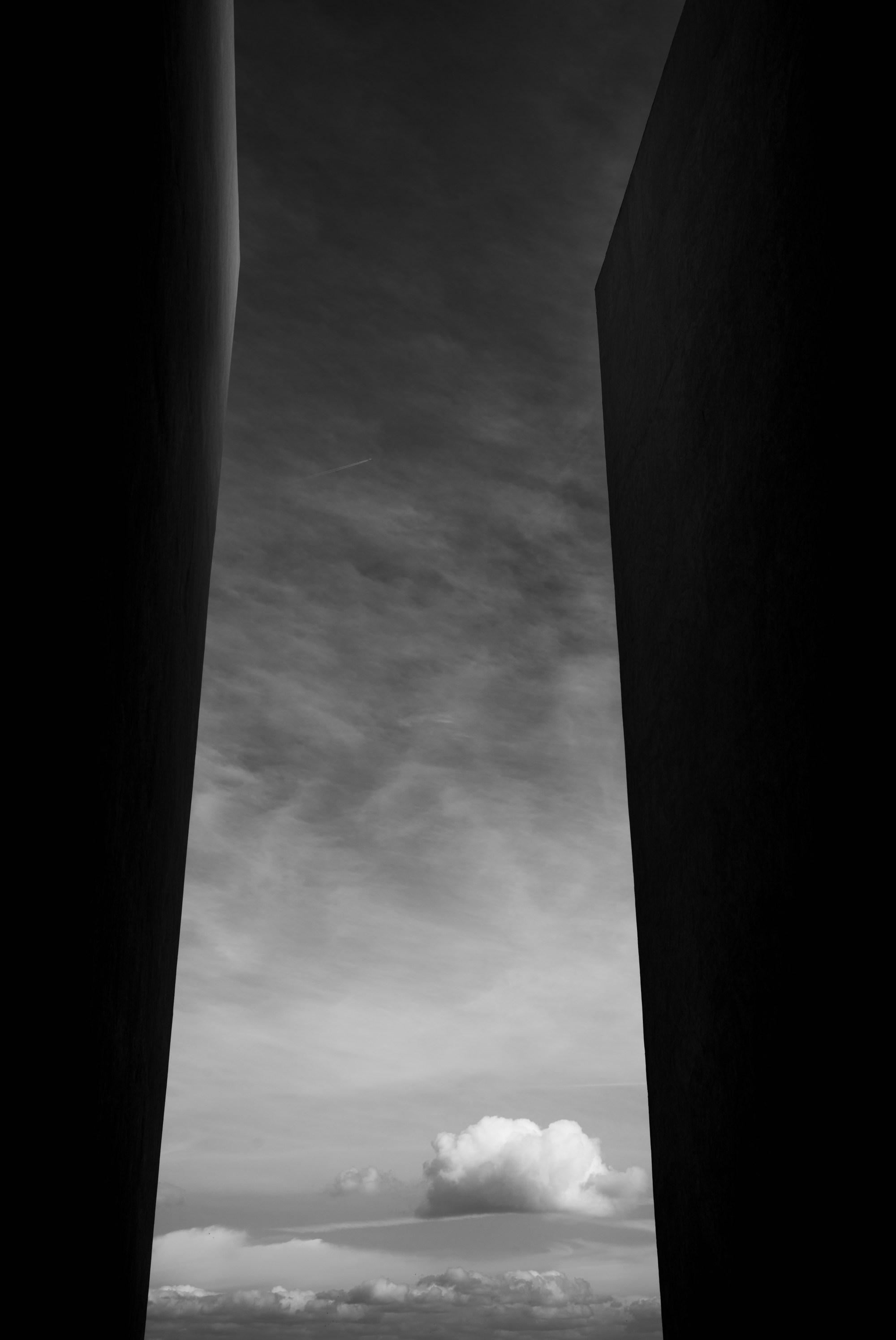 Nube aislada vista entre dos muros oscuros.