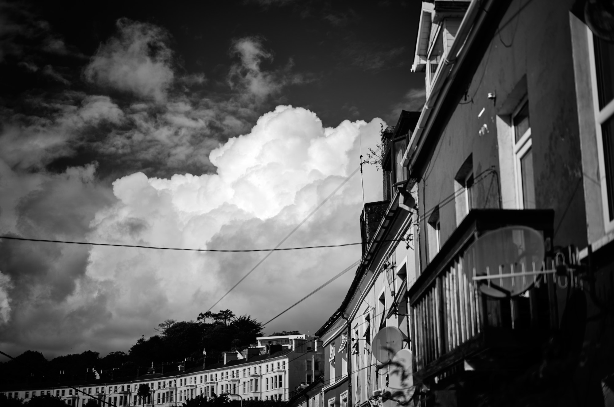 Nube de gran desarrollo vertical sobre una calle de casas adosadas.